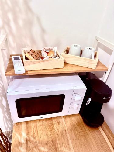 a microwave sitting on top of a table at La dimora degli ulivi in Torre Santa Susanna
