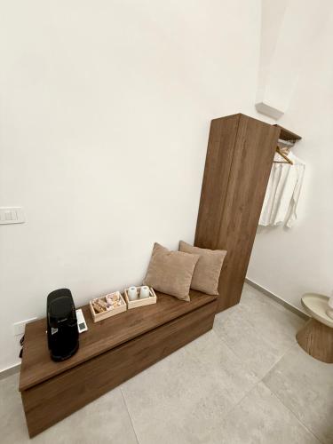 a room with a bench in the corner of a room at La dimora degli ulivi in Torre Santa Susanna