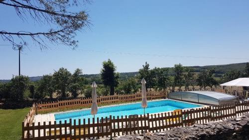 Piscina de la sau aproape de Maison quercynnoise
