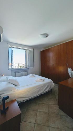 una camera da letto con un letto grande e una finestra di Cristiana Vacanze a San Benedetto del Tronto