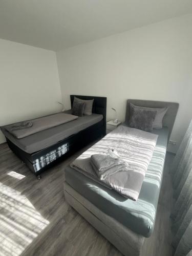 a bedroom with two beds in a room at Schlosspark Apartment - Ferienwohnung in Schleswig