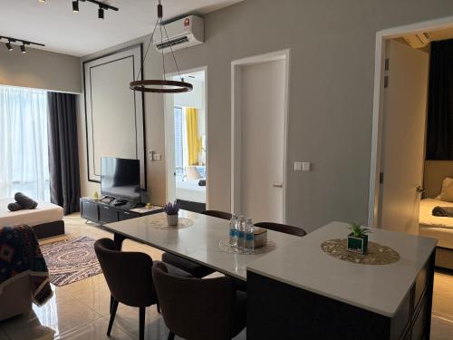Χώρος καθιστικού στο Axon Residence Bukit Bintang by TaheeenS