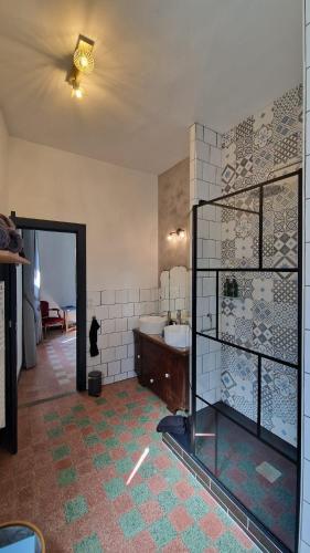 a bathroom with a tub and a sink in a room at Logement Onze Chambres & Gîtes in Raissac-dʼAude