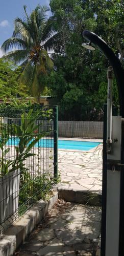 La pileta dentro o cerca de Appart 50m2 climatisé avec piscine - plage Anse à l'Ane