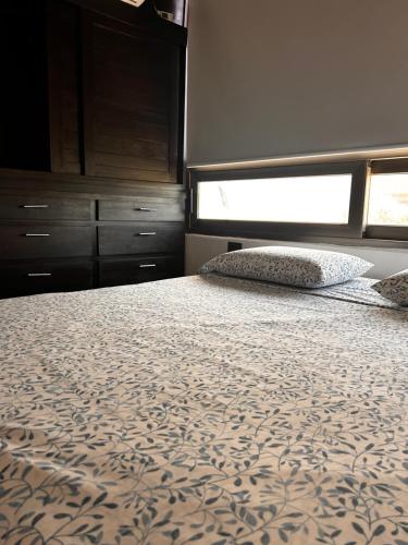 a bedroom with a bed and a window at Condominio Agave del Mar in Coyuca