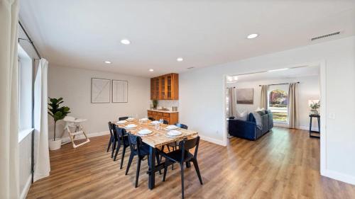 5BR Family Oasis with Pool and Game Roomにあるシーティングエリア