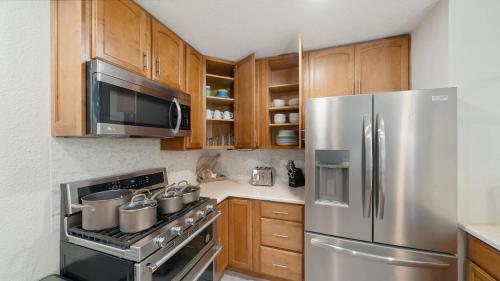 5BR Family Oasis with Pool and Game Roomにあるキッチンまたは簡易キッチン