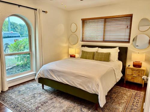 プラノにある5BR Family Oasis with Pool and Game Roomのベッドと大きな窓のある寝室