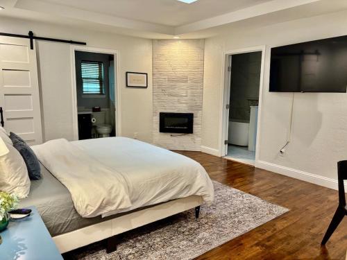 5BR Family Oasis with Pool and Game Roomにあるテレビまたはエンターテインメントセンター