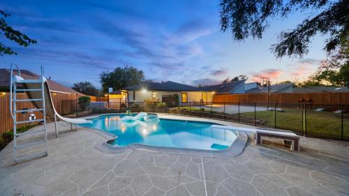 プラノにある5BR Family Oasis with Pool and Game Roomの柵付きの庭のスイミングプール