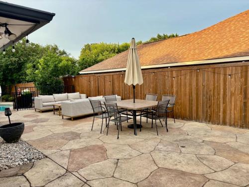 5BR Family Oasis with Pool and Game Roomにあるパティオまたは屋外エリア