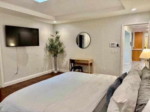 5BR Family Oasis with Pool and Game Roomにあるテレビまたはエンターテインメントセンター