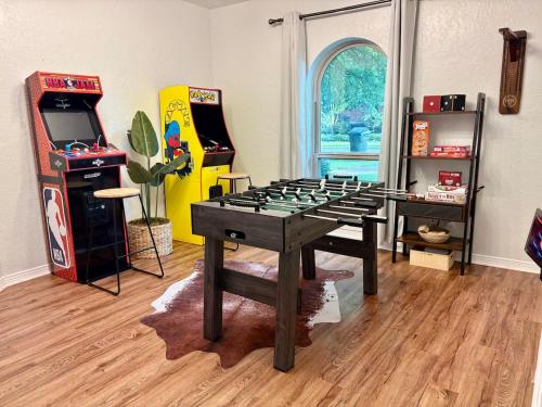 5BR Family Oasis with Pool and Game Roomにあるゲームルーム