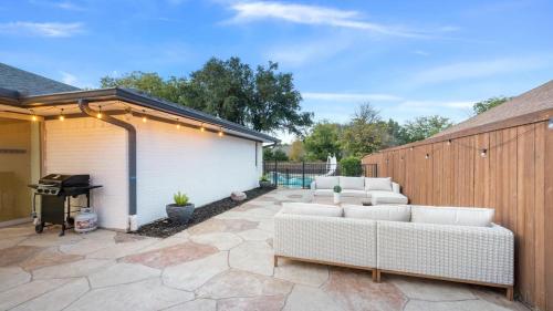 5BR Family Oasis with Pool and Game Roomにあるパティオまたは屋外エリア