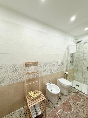 a bathroom with a toilet and a bidet at La dimora degli ulivi in Torre Santa Susanna