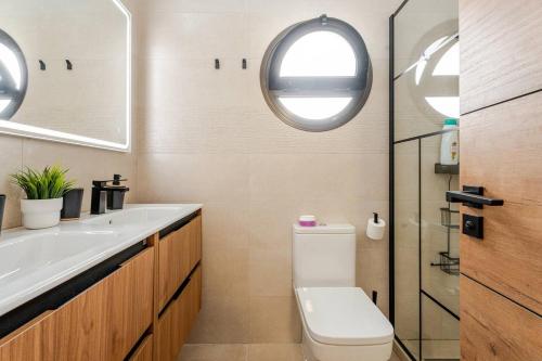 Koupelna v ubytování Tenerife Surf & Sun Bungalow in Las Americas