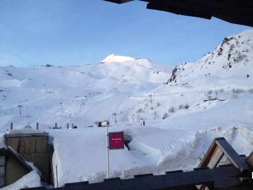 a snow covered mountain with a ski slope at Appart 5 pers, pied des pistes à Piau-Engaly, au coeur de la station in La Celle-sous-Gouzon