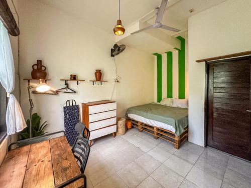 Postel nebo postele na pokoji v ubytování 1BR Studio with Shared Pool, Gym and private Kitchen in Canggu