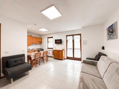 a living room with a couch and a table at Monolocale, 200m dalle piste, Neve a due passi in Le Bratte