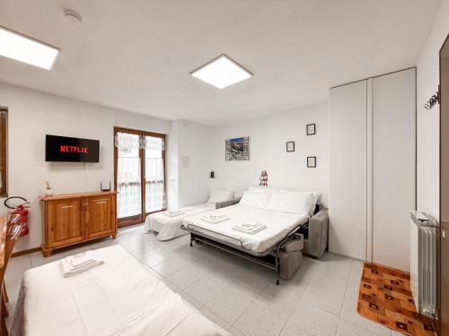 a hospital room with a bed and a tv at Monolocale, 200m dalle piste, Neve a due passi in Le Bratte
