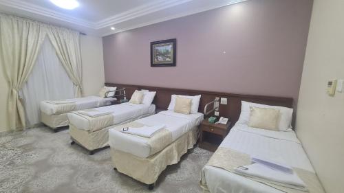 Postel nebo postele na pokoji v ubytování فندق روابي الشروق
