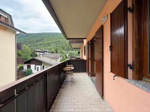 an empty balcony with a view of a mountain at Monolocale, 200m dalle piste, Neve a due passi in Le Bratte
