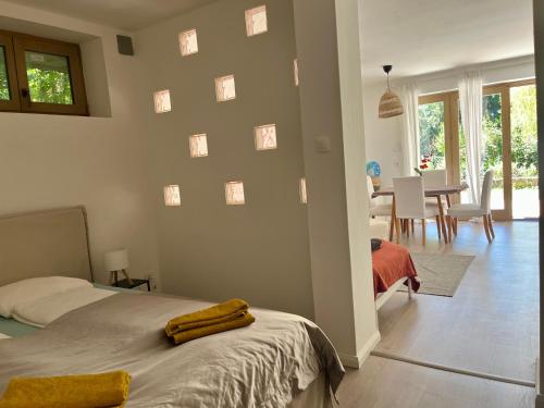 En eller flere senge i et værelse på Vadrózsa kertkapcsolatos apartman