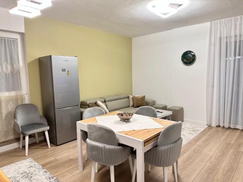 a living room with a table and a couch at Serenità Apartment in Kolgecaj