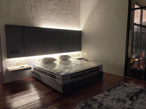 un dormitorio con una cama en una habitación en Villa Rindu Janda Baik, en Kampung Janda Baik