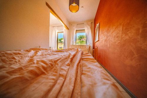 Ένα ή περισσότερα κρεβάτια σε δωμάτιο στο Cozy Room with Terrace, Ping Pong & Billiard Table