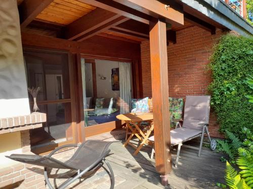 a patio with chairs and a table on a porch at Grüne Oase mit Terrasse in Appel