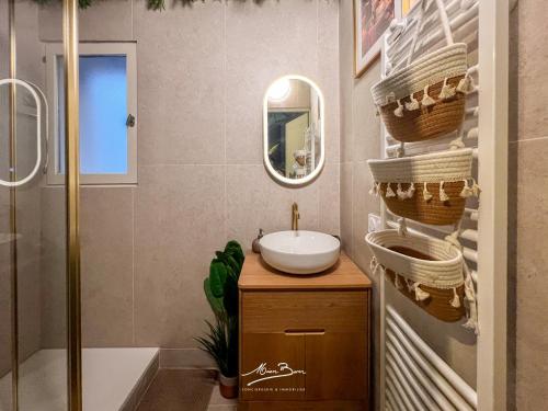 a bathroom with a sink and a toilet and a shower at Appartement de Standing Bali 2 Chambres, Terrasse, Wifi, Hyper-Centre Toulon in Toulon