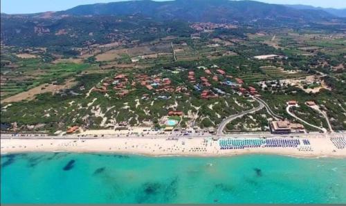 Una vista aérea de una playa con un resort. en Appartamento " Il tramonto ", en Badesi