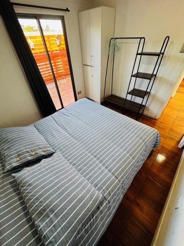a bedroom with a bed and a ladder in it at Lindo Departamento Con Terraza y Parrilla in Concón