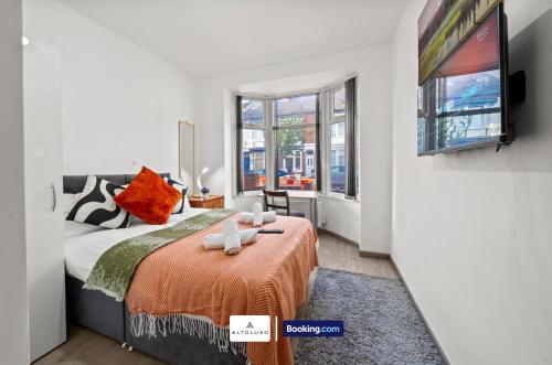 Ένα ή περισσότερα κρεβάτια σε δωμάτιο στο Stadium Suite Central 7 Bed Luxury Guest House By AltoLuxo Short Lets Serviced Accommodation With Free Wifi & Parking