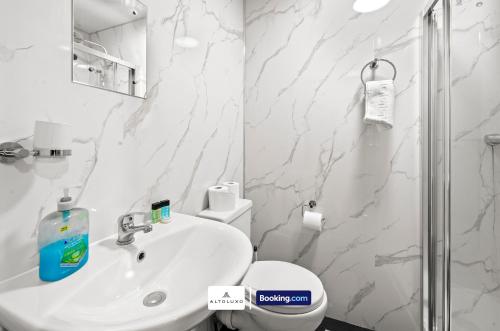 Ένα μπάνιο στο Stadium Suite Central 7 Bed Luxury Guest House By AltoLuxo Short Lets Serviced Accommodation With Free Wifi & Parking