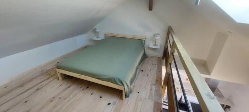 ドゥサールにあるAppartement 4 personnes avec mezzanine 100 metres du lacの屋根裏部屋の小さなベッド