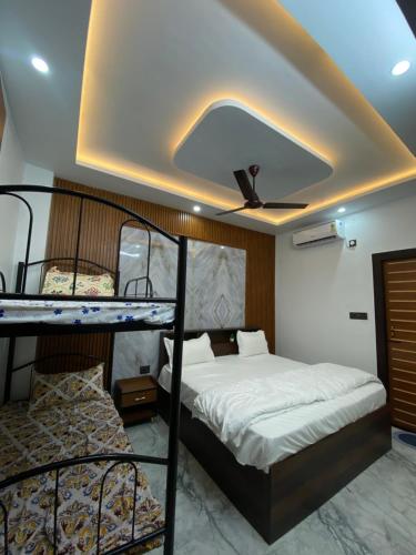 a bedroom with two bunk beds and a ceiling at Shree Premanand Dham Naimisharanya in Naimishāranya