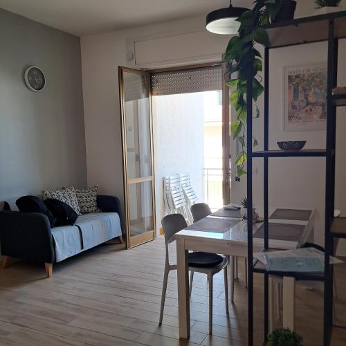 a living room with a couch and a table at Bella Italia in Marina di Strongoli