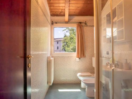 un bagno con wc e finestra di LHE Forli Living 68 a Forlì