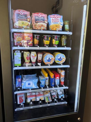 ein Kühlschrank gefüllt mit vielen Lebensmitteln und Getränken in der Unterkunft Les Marmottes in Montgenèvre
