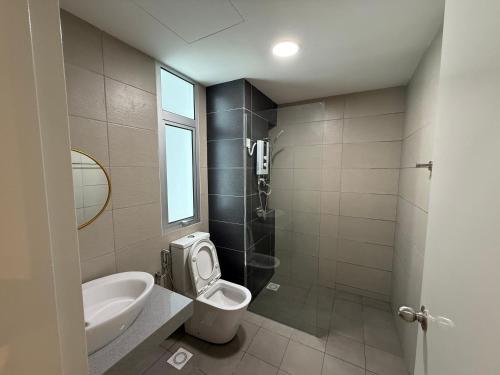 ein Badezimmer mit Toilette und Waschbecken in der Unterkunft Shelisa Mirai Kajang Cozy Urban Homes in Kajang