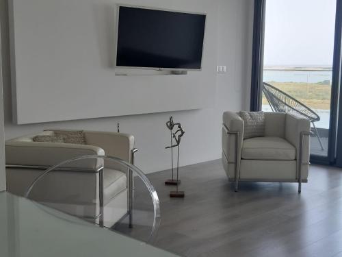 フゼタにあるCasa Vista Marのリビングルーム(椅子2脚、薄型テレビ付)
