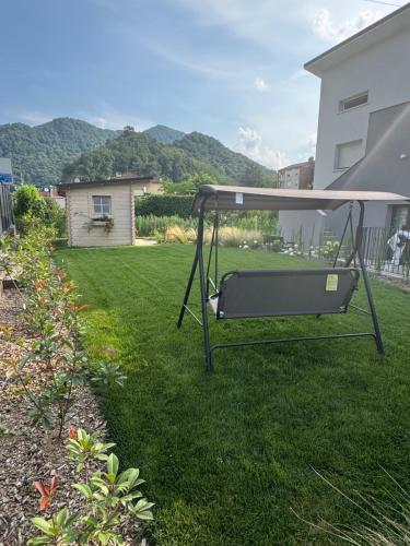 a swing in a yard next to a house at Sisila Locazione in Vittorio Veneto