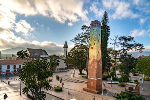 a monument in the middle of a city street at Habitación con cama queen y baño privado cerca del parque in La Ceja