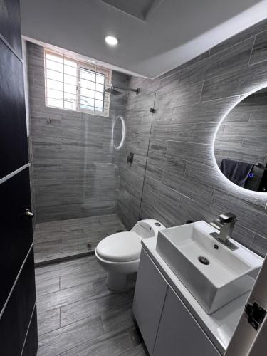 a bathroom with a white toilet and a sink at Hermoso Apartamento Mañongo - Hasta 6 personas in Naguanagua