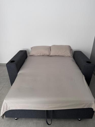 a bed in a room with a black bed frame at Hermoso Apartamento Mañongo - Hasta 6 personas in Naguanagua