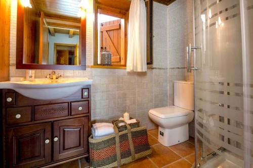 un bagno con lavandino, WC e doccia di Apartament familiar de luxe i balcó amb vistes by RURAL D'ÀNEU a València d'Àneu