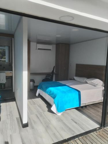 a bedroom with a large bed and a mirror at Villas Entre Lagos in Lebrija