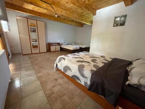a bedroom with a bed in a room at Casa de vacanta Marian in Sâmbăta de Sus